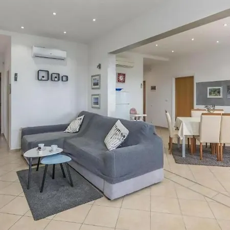 Beautiful Home In Koromacno-Brovinje Casa vacanze *